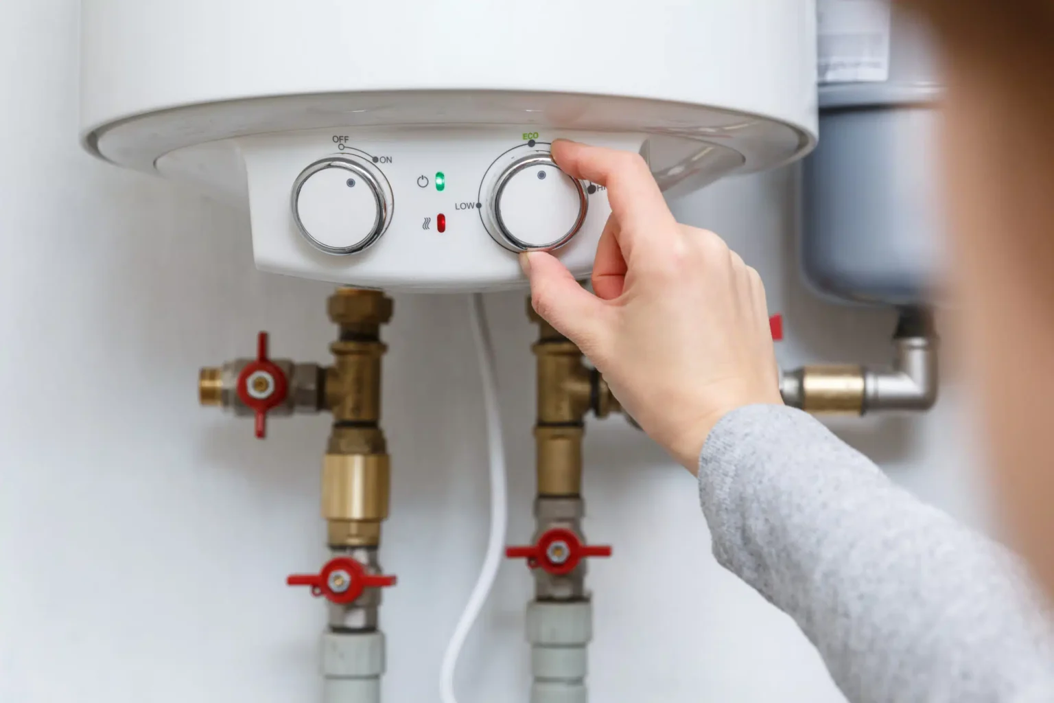 Technician adjusting a water heater in Los Altos